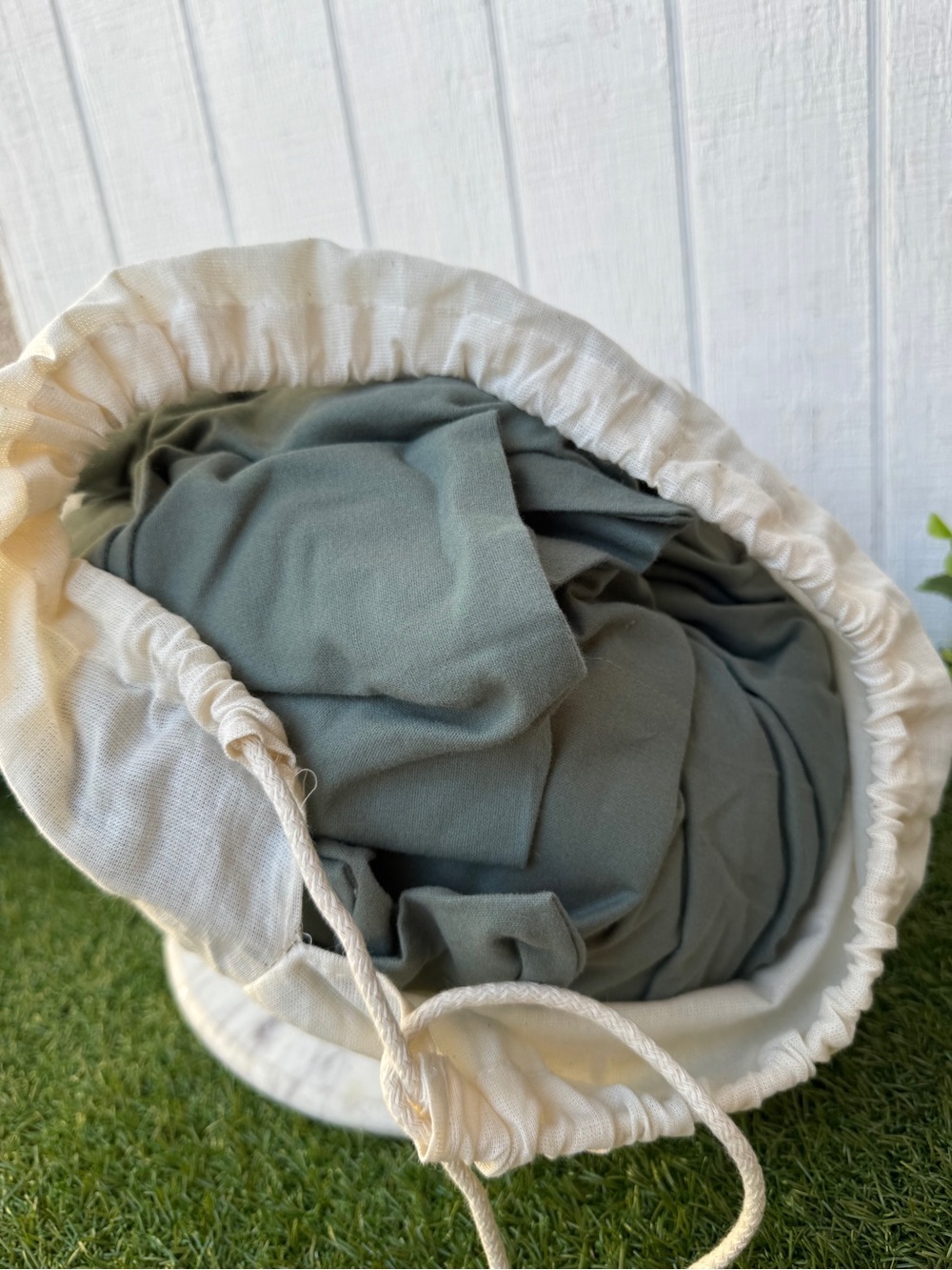 Coyuchi Cloud
Brushed™ Organic Flannel Sheet Set in Cypress New Queen $308 new - Picture 5 of 11